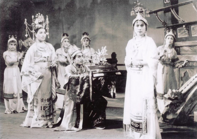 1962년 5월 12일 정율성의 대표 오페라 ‘망부운’의 초연 당시 배우들 모습. [광주시립오페라단]