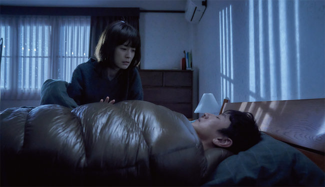 영화 ‘잠’에서 정유미는 몽유병에 걸린 남편을 지키며 광기가 짙어지는 아내로 열연을 펼쳤다. [롯데엔터테인먼트]