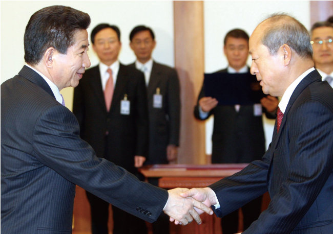 2007년 3월 23일 청와대에서 노무현 당시 대통령이 송두환 헌법재판관에게 임명장을 수여하고 있다. [동아DB]
