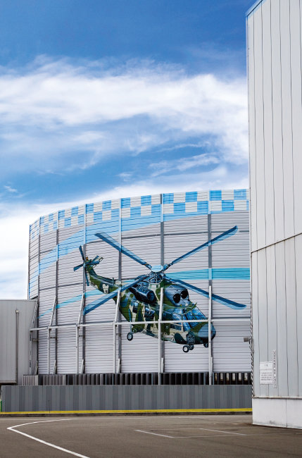 회전익의 비행 성능 등을 시험하는 시험동 건물. 건물 외부에 KUH-1 기동헬기 수리온이 그려져 있다.