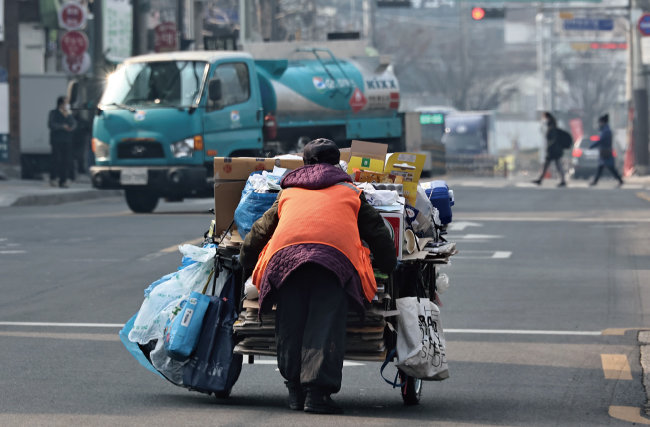 2월 6일 서울 강서구의 한 도로에서 노인이 리어카에 폐지 등 폐품을 실어 나르고 있다. [양회성 동아일보 기자]
