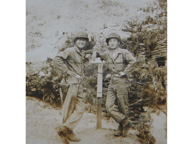 1952년 류영봉(왼쪽) 옹이 카투사 동기인 서재용 전우와 중부전선에서 찍은 기념사진. [류영봉 제공]