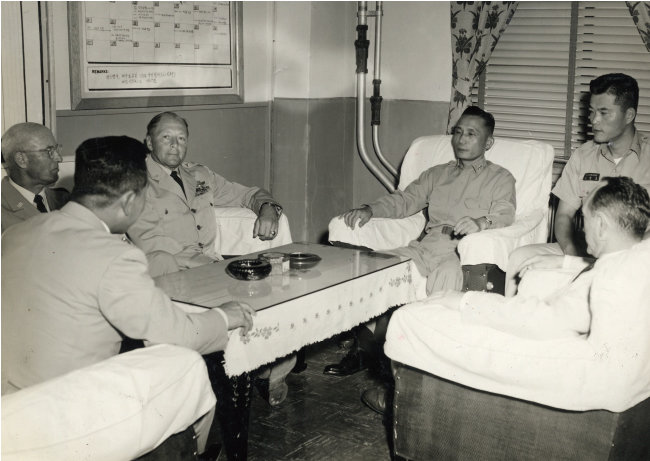 1961년 8월 18일 박정희 당시 국가재건최고회의 의장을 방문한 제이콥 E 스마트 주일미군사령관과 가이 S 멜로이 유엔군사령관, 새뮤얼 버거 주한 미국대사 일행. [동아DB]