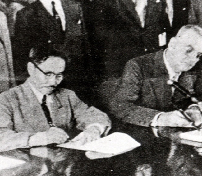 1953년 8월 8일 변영태 한국 외무부 장관(왼쪽), 존 덜레스 미국 국무장관이 한미상호방위조약 가조인식에서 조약문에 서명하고 있다. [동아DB]