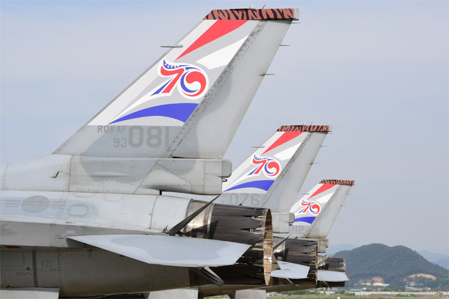 5월 10일 한미 공군은 한미동맹 70주년을 기념하고자 한국 공군 KF-16 4대와 미국 공군 F-16 3대의 수직꼬리날개에 한미동맹 70주년 기념 로고를 부착했다고 밝혔다. [뉴스1]