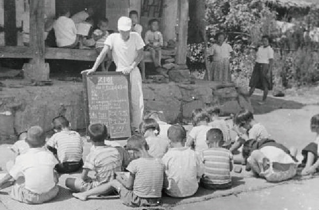 1954년 한 농촌에서 어린이들이 유네스코(UNESCO) 대원에게 교육을 받고 있다. 자유주의 국제질서에선 강대국이 약한 나라를 개발 원조하며 자유민주주의를 전파한다. [동아DB]