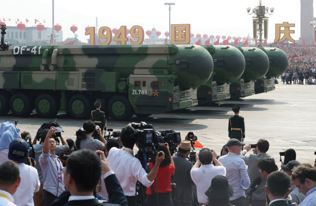 중국공산당은 2019년 10월 1일 베이징 톈안먼 광장에서 신중국 70주년 기념 열병식에 둥펑-41 대륙간탄도미사일(ICBM)을 공개했다. [AP/뉴시스]