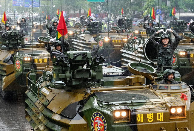 해병대 장갑차에 탄 군인들이 시민을 향해 인사하고 있다.