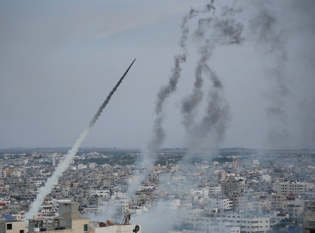 10월 7일 팔레스타인 가자지구를 통치하는 무장단체 하마스가 발사한 로켓이 흰 연기를 뿜으며 이스라엘 쪽으로 향하고 있다. [AP뉴시스]
