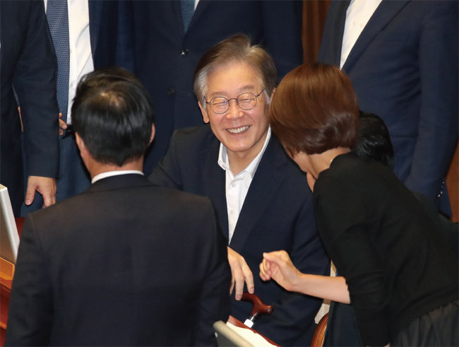 이재명 더불어민주당 대표가 10월 6일 서울 여의도 국회에서 열린 제410회 국회(정기회) 제9차 본회의에 참석해 의원들과 인사를 나누며 웃고 있다. [뉴스1]