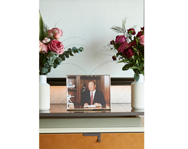 문현진 의장의 아버지 문선명 전 통일교 총재의 사진이 인터뷰룸에 놓여 있다. [홍중식 기자]