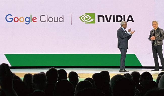 토머스 쿠리안 구글 클라우드 CEO(왼쪽)와 젠슨 황 엔비디아 CEO(오른쪽)가 8월 29일(현지 시각) 샌프란시스코 모스콘 센터에서 개최된 구글 클라우드 2023 기조연설에서 대화를 나누고 있다. [박원익]