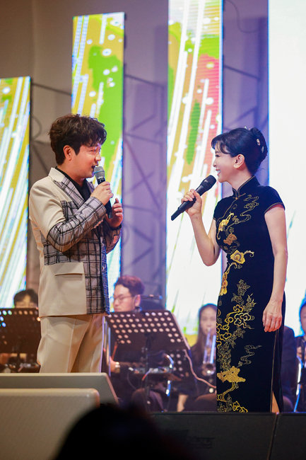 김정민 명창(오른쪽)이 트로트 가수 박현빈과 듀엣으로 노래하고 있다.[맛있는국악 제공]