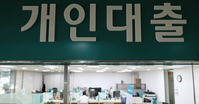 홍성국 더불어민주당 의원이 제출받은 19개 국내 은행 신용대출 현황 자료에 따르면 6월 말 기준 20대의 연체율은 1.4%, 30대의 연체율은 0.6%로 지난해 같은 달보다 두 배 증가한 것으로 나타났다. 사진은 5월 23일 서울에 위치한 시중은행 개인대출 창구에서 직원들이 업무하는 모습. [뉴스1]