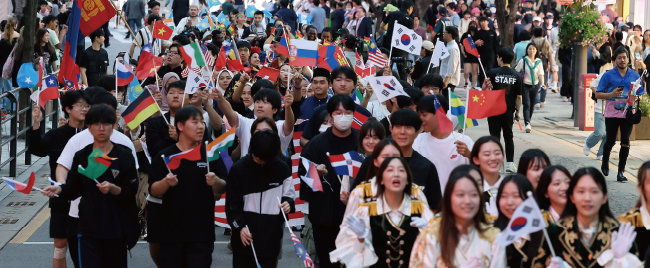 9월 15일 서울 서대문구 신촌에서 열린 ‘2023 신촌글로벌대학문화축제’에서 연세대학교 응원단을 비롯한 40여 개국 외국인 유학생 공연팀이 행진하고 있다. [뉴스1]