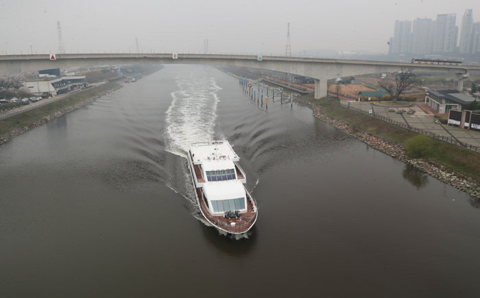 4월 6일 서울 한강에서 출발한 한강르네상스호가 경인아라뱃길 시천나루 선착장 앞을 지나가고 있다. [김동주 동아일보 기자]
