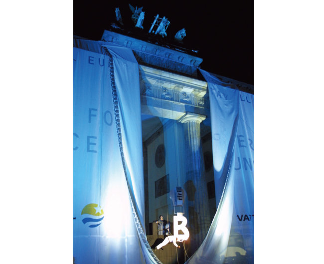 2002년 독일 베를린에서 보수된 브란덴부르크 문을 공개하기 위해 열린 행사. [Gettyimage]