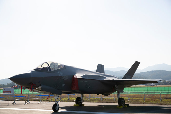 ‘서울 국제 항공우주 및 방위산업 전시회(ADEX) 2023’ 전시장의 미군 주력 전투기 F-35A. [동아DB]