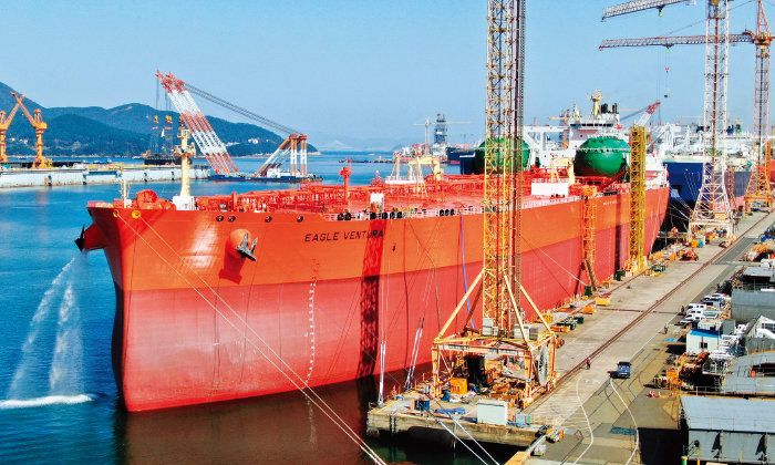 10월 27일 한화오션 거제사업소에서 초대형 원유운반선(VLCC) ‘이글 벤츄라’ 건조 막바지 작업이 이뤄지고 있다. 이 배는 10월 30일 싱가포르 이글사에 인도됐다. [한화오션]