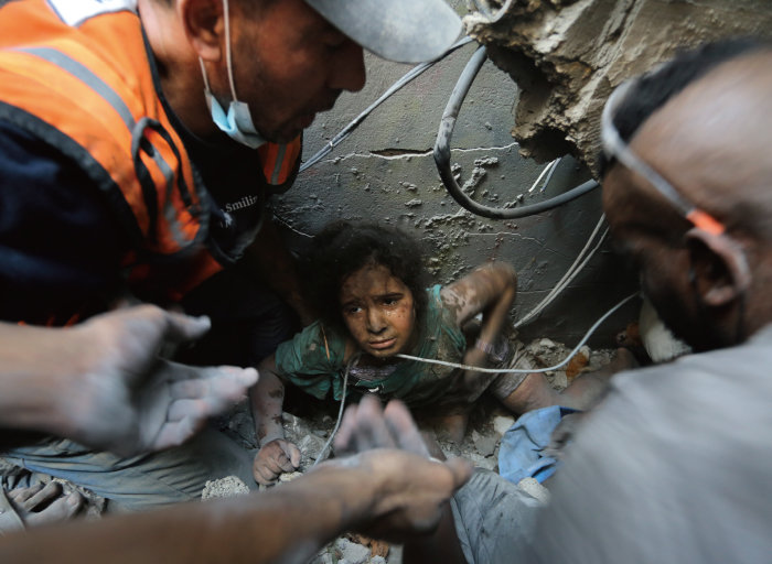 11월 1일 팔레스타인 가자지구의 자발리야 난민캠프에서 이스라엘의 공습으로 파괴된 건물 잔해에 깔린 소녀를 구하기 위해 구호 인력들이 애쓰고 있다. 이스라엘이 가자지구를 통치하는 팔레스타인 무장단체 하마스를 제거한다는 명목으로 10월 31일에 이어 이틀 연속 이 난민캠프 일대를 집중 공습하면서 민간인 피해가 발생했다. [AP뉴시스]