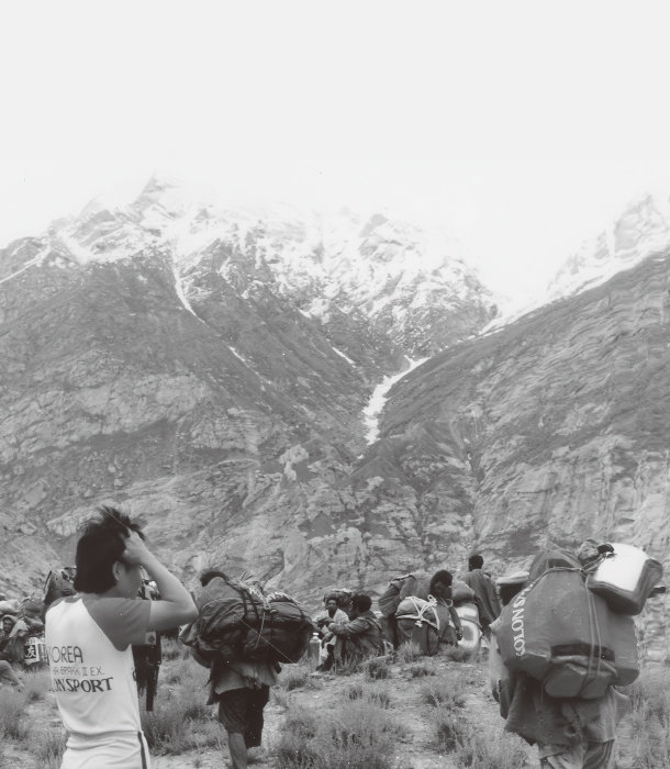 1980년 코오롱스포츠가 지원한 네팔 마나슬루 등정 당시 모습. [코오롱스포츠]