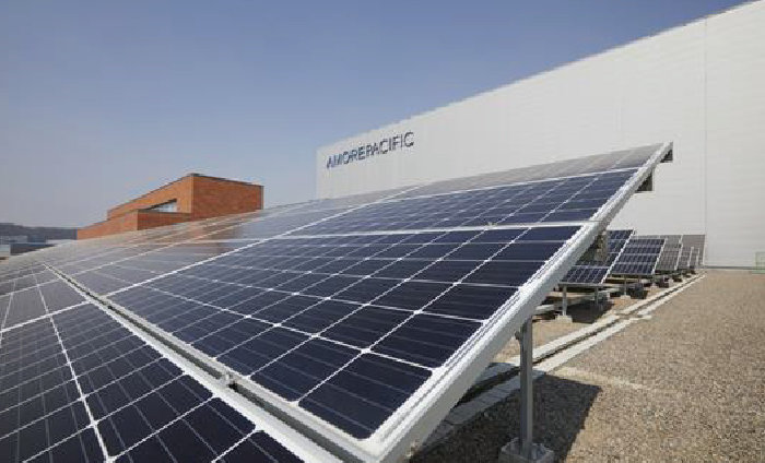 경기 오산시 ‘아모레퍼시픽 오산 뷰티파크’에서 태양광 패널이 햇빛을 받고 있다. 지난해부터 아모레퍼시픽 오산 뷰티파크에선 100% 재생에너지를 통해 제품을 생산하고 있다. [아모레퍼시픽]