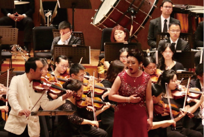 2019년 5월 12일 중국 상하이 오리엔탈 아트센터에서 원형준 린덴바움 페스티벌 오케스트라 음악감독(왼쪽)과 북한 김송미 소프라노가 합동공연을 펼치고 있다. [린덴바움]