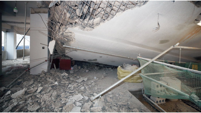 4월 29일 GS건설이 시공하던 인천 검단의 한 아파트 지하주차장에 붕괴 사고가 일어났다. 이로 인해 GS건설은 부실시공 논란에 휘말리며 어려움을 겪고 있다. 사진은 5월 2일 촬영한 지하주차장 붕괴 현장. [뉴스1]