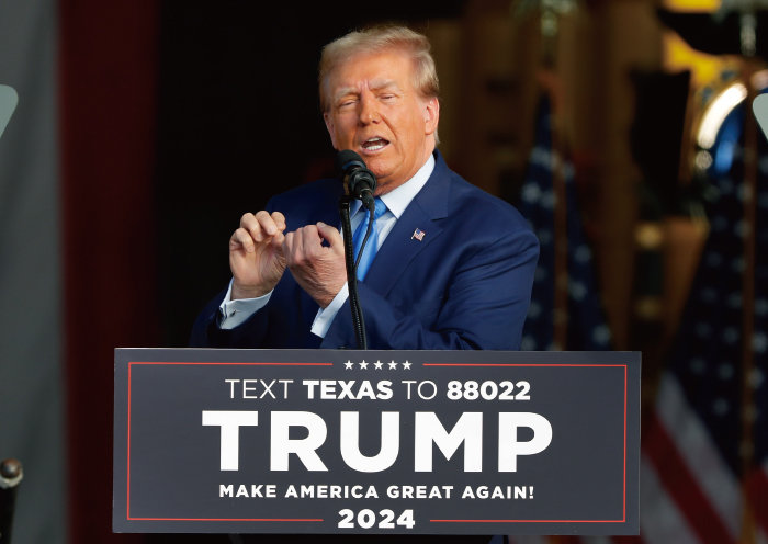 도널드 트럼프 전 미국 대통령이 11월 2일(현지 시간) 텍사스주 휴스턴의 트렌드세터 엔지니어링 앞에서 선거 유세를 하고 있다. [AP 뉴시스]