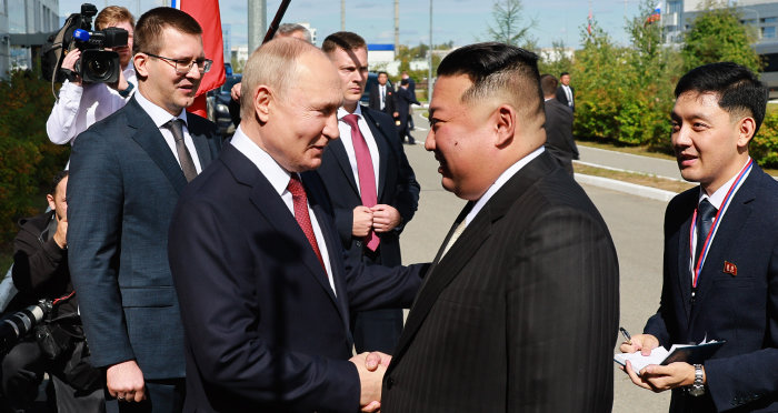 2023년 9월 13일 러시아 보스토치니 우주기지 앞에서 김정은 북한 노동당 총비서(오른쪽)와 블라디미르 푸틴 러시아 대통령이 악수하고 있다. [AP 뉴시스]