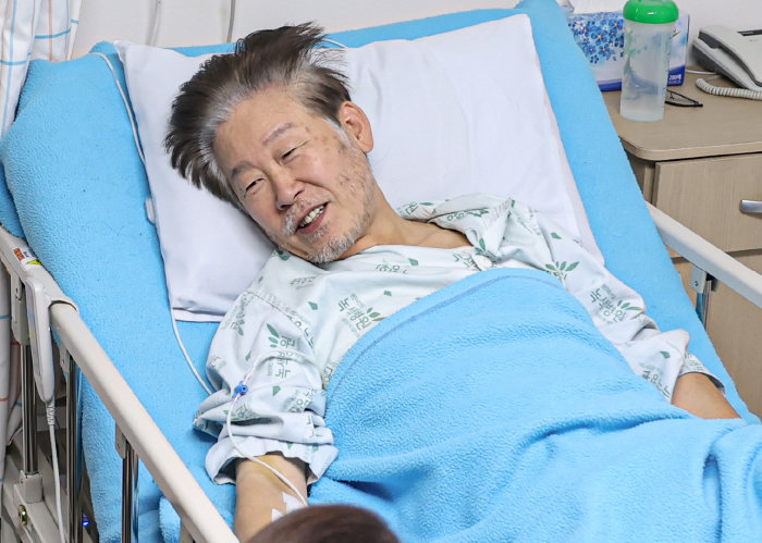 2023년 9월 단식 중 쓰러져 서울 중랑구 녹색병원에서 치료를 받고 있는 이재명 더불어민주당 대표. [뉴스1]