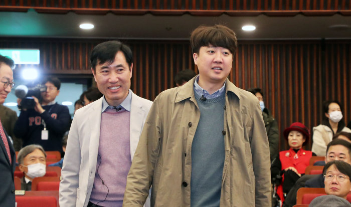 이준석 전 국민의힘 대표가 2023년 11월 20일 서울 여의도 국회도서관에서 열린 하태경 의원(왼쪽) 출판기념회에 참석했다. [동아DB]