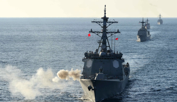 2023년 11월 14일 동해상에서 진행된 한미 연합·합동 해상훈련에서 한국 해군 서애류성룡함(DDG)이 사격훈련을 진행하고 있다. [뉴스1]