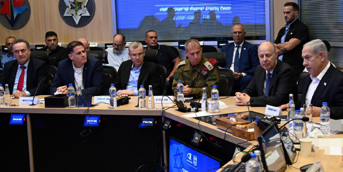 하마스의 기습 공격 직후인 2023년 10월 7일 베냐민 네타냐후 이스라엘 총리(오른쪽)가 텔아비브에서 내각회의를 주재하고 있다. [신화 뉴시스]