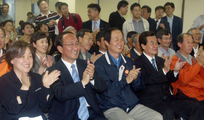 2004년 4월 15일 밤 서울 여의도 민주노동당 중앙당사 선거상황실에서 제17대 총선 개표방송을 지켜보던 비례대표 후보자들과 당직자들이 민주노동당의 선전에 박수를 치며 환호하고 있다. [동아DB]