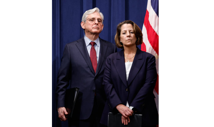 2023년 11월 21일 미국 법무장관 메릭 갈랜드(왼쪽)와 리사 모나코 차관이 바이낸스 기소에 따른 합의 내용을 기자회견에서 밝히고 있다. [뉴시스]