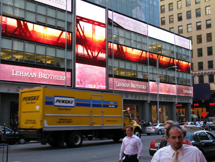 미국 뉴욕 타임스스퀘어 인근에 화려한 외관 조명을 자랑하던 옛 리먼 브라더스 본사의 모습. 리먼 브라더스는 글로벌 금융위기 국면인 2008년 9월 15일 파산했다. [동아DB]