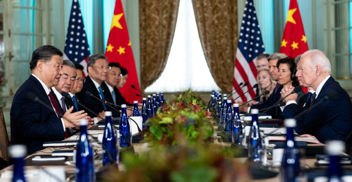 조 바이든 미국 대통령(오른쪽)과 시진핑 중국 국가주석(왼쪽)이 2023년 11월 15일(현지 시간) 미국 캘리포니아주 우드사이드의 파일롤리 에스테이트에서 양국 핵심 관료들을 대동한 채 정상회담을 하고 있다. [우드사이드=AP 뉴시스]