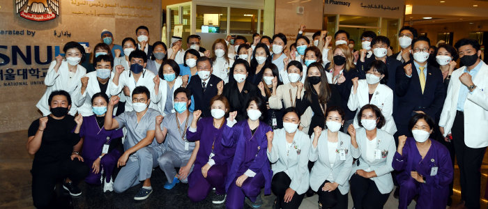 셰이크칼리파 전문병원 한국 의료진과 직원들의 모습. 이 병원은 2014년부터 서울대병원이 위탁 운영 중인 곳으로, 외국의 대형 3차 의료기관을 한국이 위탁 운영하는 첫 사례다. [동아DB]