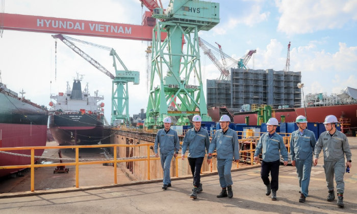 2023년 6월 22일 정기선 HD현대 대표(왼쪽 두 번째)가 경제사절단 일원으로 베트남을 찾아 조선부문 계열사 현대베트남조선 현장을 점검하고 있다. [HD현대]