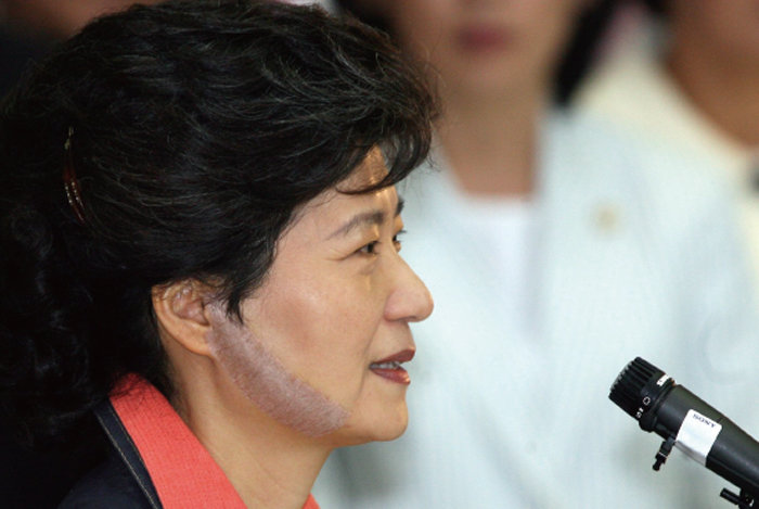 2006년 지방선거를 앞두고 박근혜 당시 한나라당 대표가 커터 칼 테러를 당했다. [동아DB]
