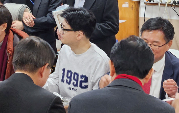 1월 10일 부산 중구 남포동 자갈치시장에서 한동훈 국민의힘 비상대책위원장이 저녁 식사를 하고 있다. [뉴스1]
