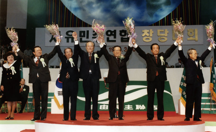 1995년 3월 30일 열린 자유민주연합(자민련) 창당대회에서 김종필 총재(오른쪽에서 세 번째)가 청중에게 인사하고 있다. 이듬해 열린 제15대 총선에서 자민련은 50석을 획득하며 제3당 돌풍을 일으켰다. [동아DB]
