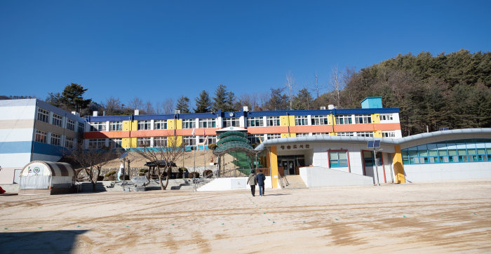 경북 봉화군 석포면 석포초등학교 운동장에 사람들이 걸어가고 있다. [지호영 기자]