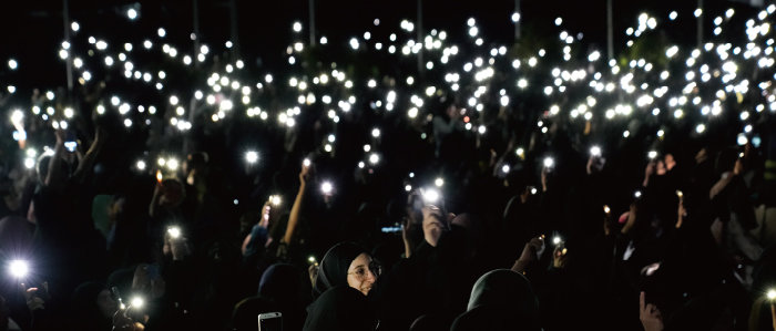 2022년 8월 레바논 수도 베이루트 남쪽 외곽 지역에서 시아파 무장단체 헤즈볼라 지지자들이 모여 휴대전화 불빛을 일제히 비추며 헤즈볼라 설립 40주년을 기념하고 있다. [AP뉴시스]
