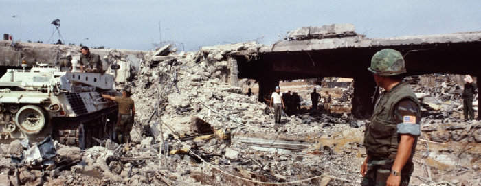 1983년 10월 23일 레바논 수도 베이루트에서 친이란 무장정파 헤즈볼라가 미군 해병대사령부 건물을 공격해 241명이 숨졌다. 미 해병대원이 테러로 부서진 건물 잔해에서 수색 작업을 벌이고 있다. [CNN 홈페이지 캡처]