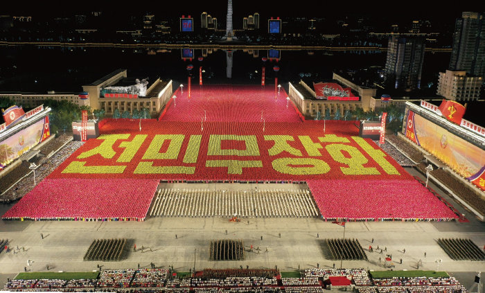 지난해 9월 8일 평양 김일성광장에서 열병식이 진행되고 있다. [뉴스1]