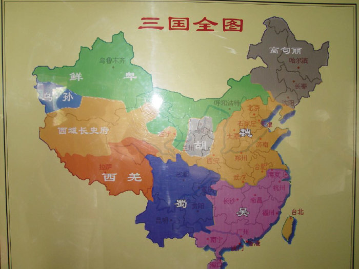 중국 산시성 윈청시 관제묘(관우의 묘)에 걸려 있는 중국 삼국시대의 전국지도에 한반도 지역을 뺀 고구려의 영토(오른쪽 위)가 그려져 있다. 중국이 고구려를 자국의 일부로 여기고 있음을 보여준다. [동아DB]