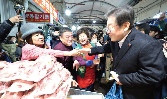 이재명 더불어민주당 대표가 2월 5일 광주 서구 양동시장을 방문해 상인에게 인사하고 있다. [뉴스1]