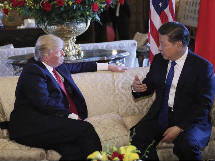 2017년 4월 6일 미국 플로리다 마라라고 리조트에서 열린 정상회담에서 도널드 트럼프 당시 미국 대통령이 시진핑 중국 국가주석과 대화를 나누고 있다. [신화 뉴시스]